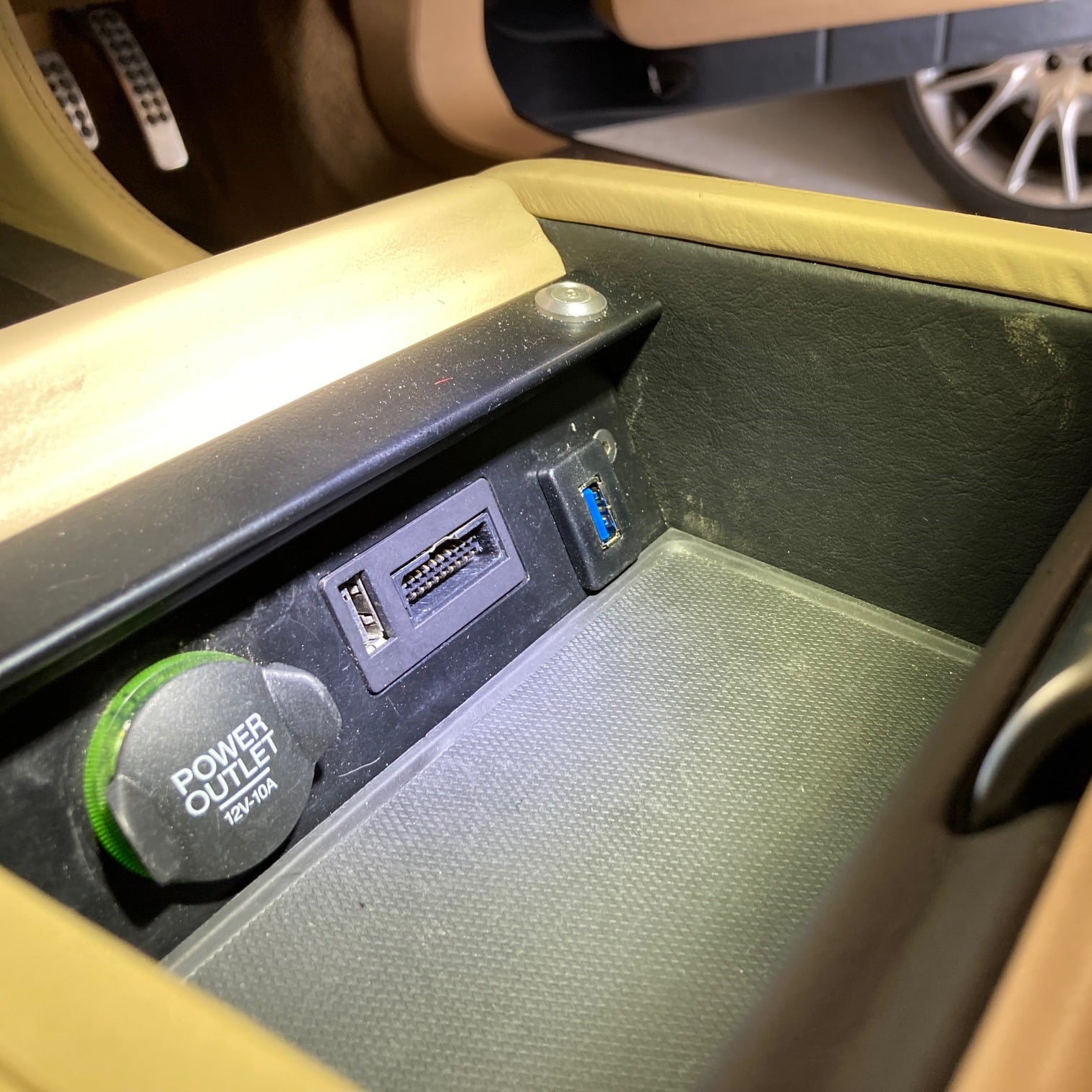 Aston Martin Apple CarPlay & Android Auto