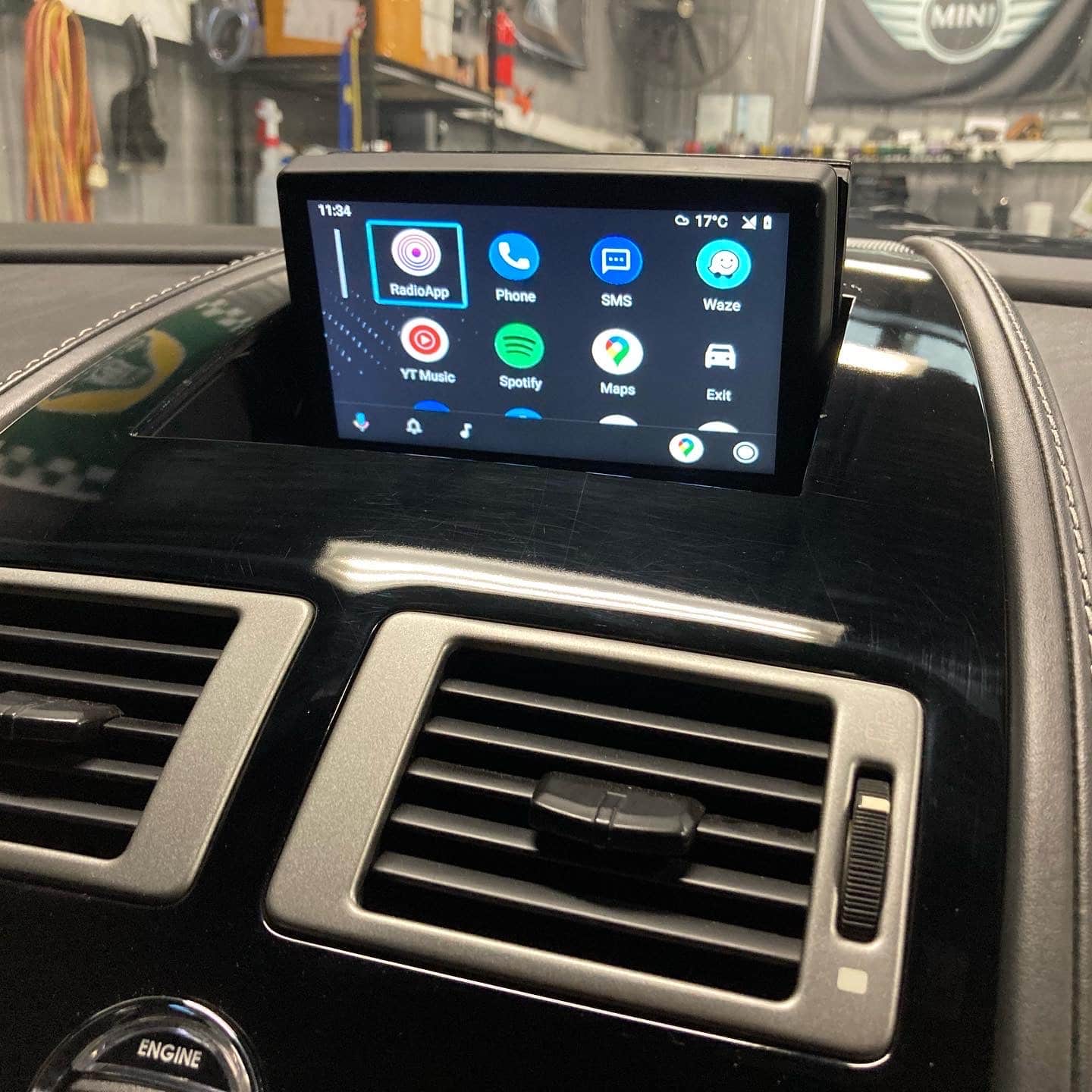 Aston Martin Apple CarPlay & Android Auto