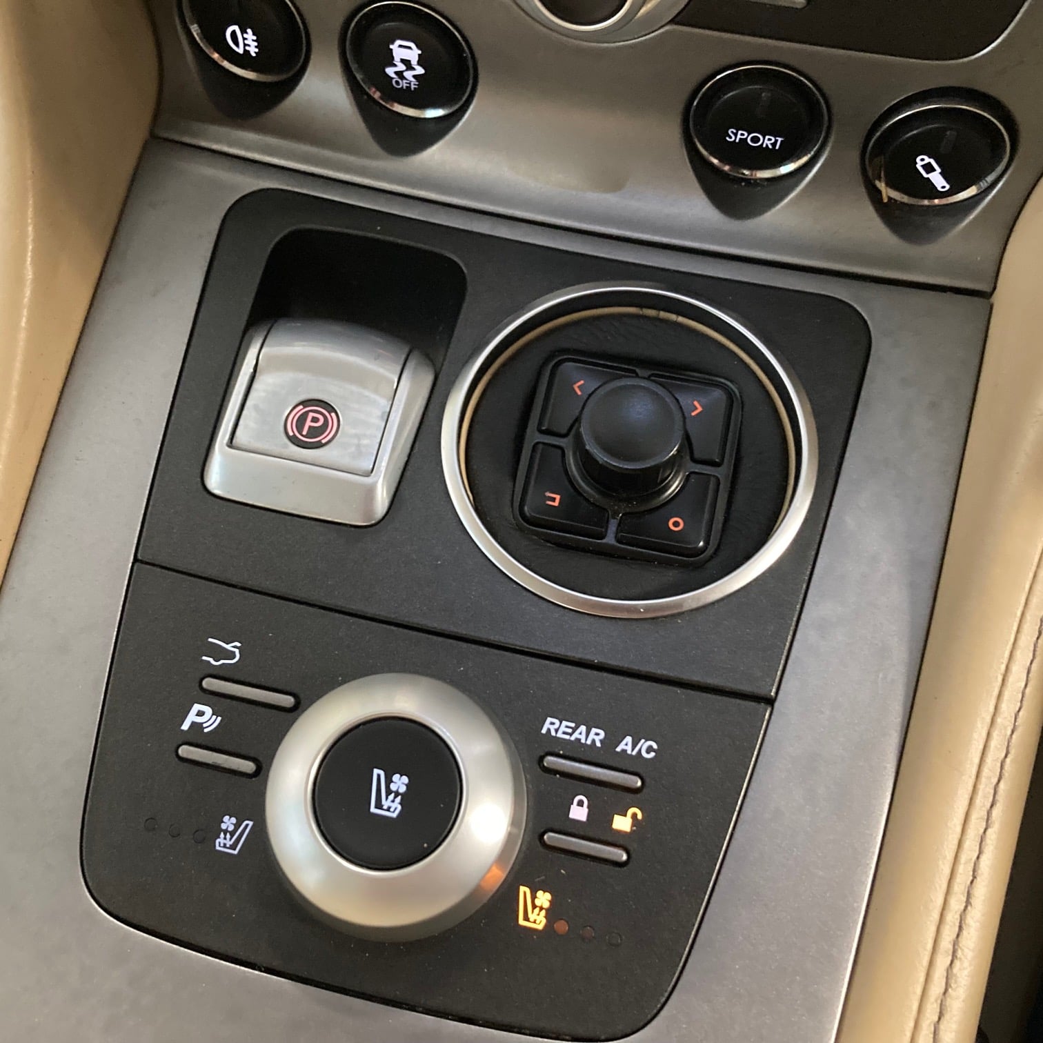 Aston Martin Apple CarPlay & Android Auto